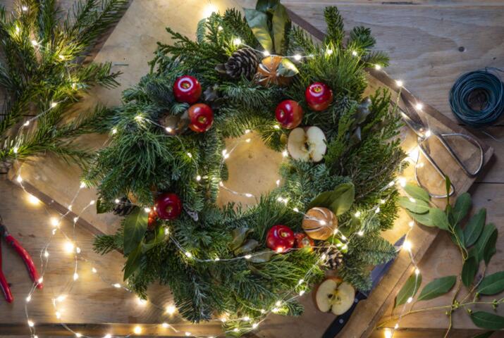 how to string lights on a christmas wreath